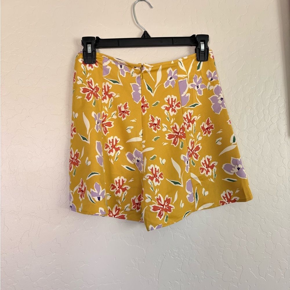 BCBGeneration Yellow Floral Patterned Shorts size… - image 4